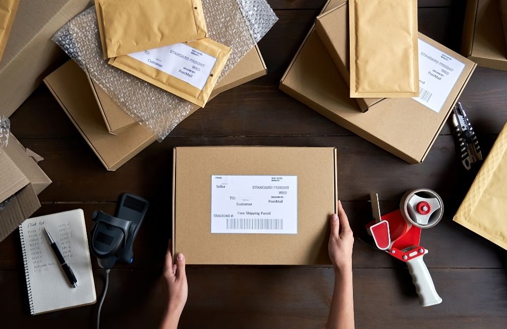 dropshipping vs wholesale packing and shipping
