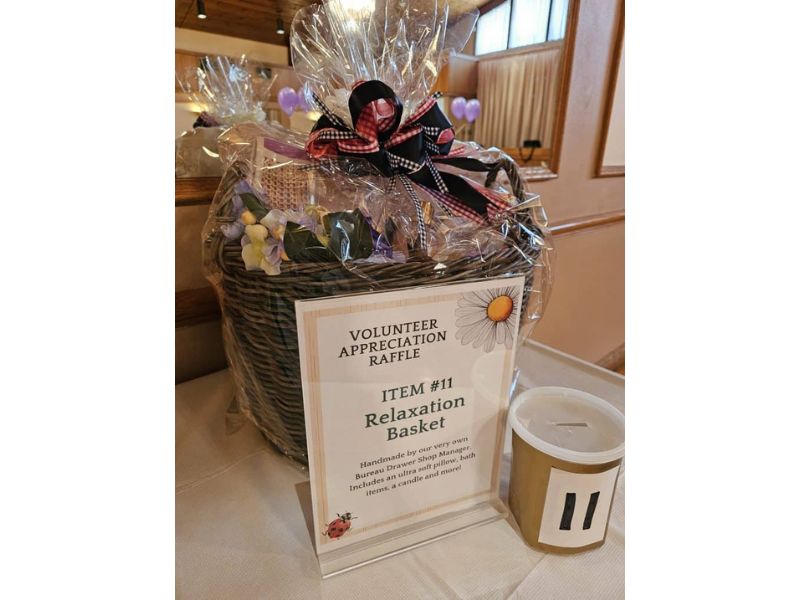 Artisanal food baskets for volunteer